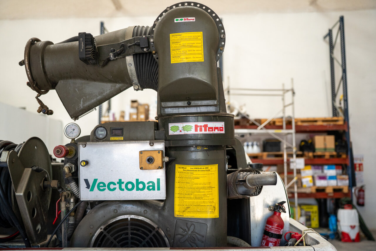 Máquina de control de plagas de Vectobal en un taller.
