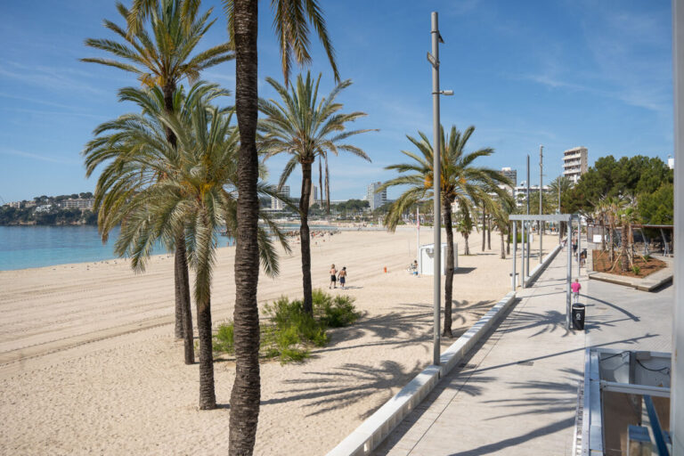 Vista del nuevo paseo marítimo en Magaluf con palmeras y playa