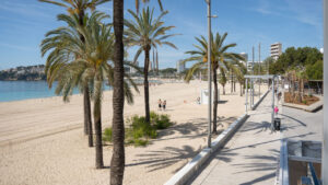 Vista del nuevo paseo mar&iacute;timo en Magaluf con palmeras y playa