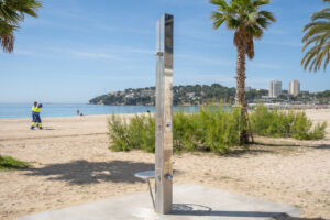 Paseo mar&iacute;timo en Magaluf con vista al mar y palmeras