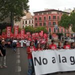 Manifestaci&oacute;n del D&iacute;a del Trabajo en Palma con pancartas y banderas