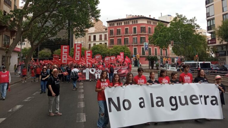 Manifestaci&oacute;n del D&iacute;a del Trabajo en Palma con pancartas y banderas