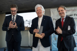 Miguel Flux&agrave; recibiendo un premio en un evento en Mallorca.