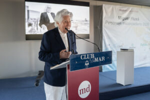 Miguel Flux&aacute; recibiendo un premio en Club de Mar