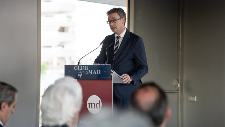 Miguel Fluxa recibiendo un premio en un evento en Mallorca
