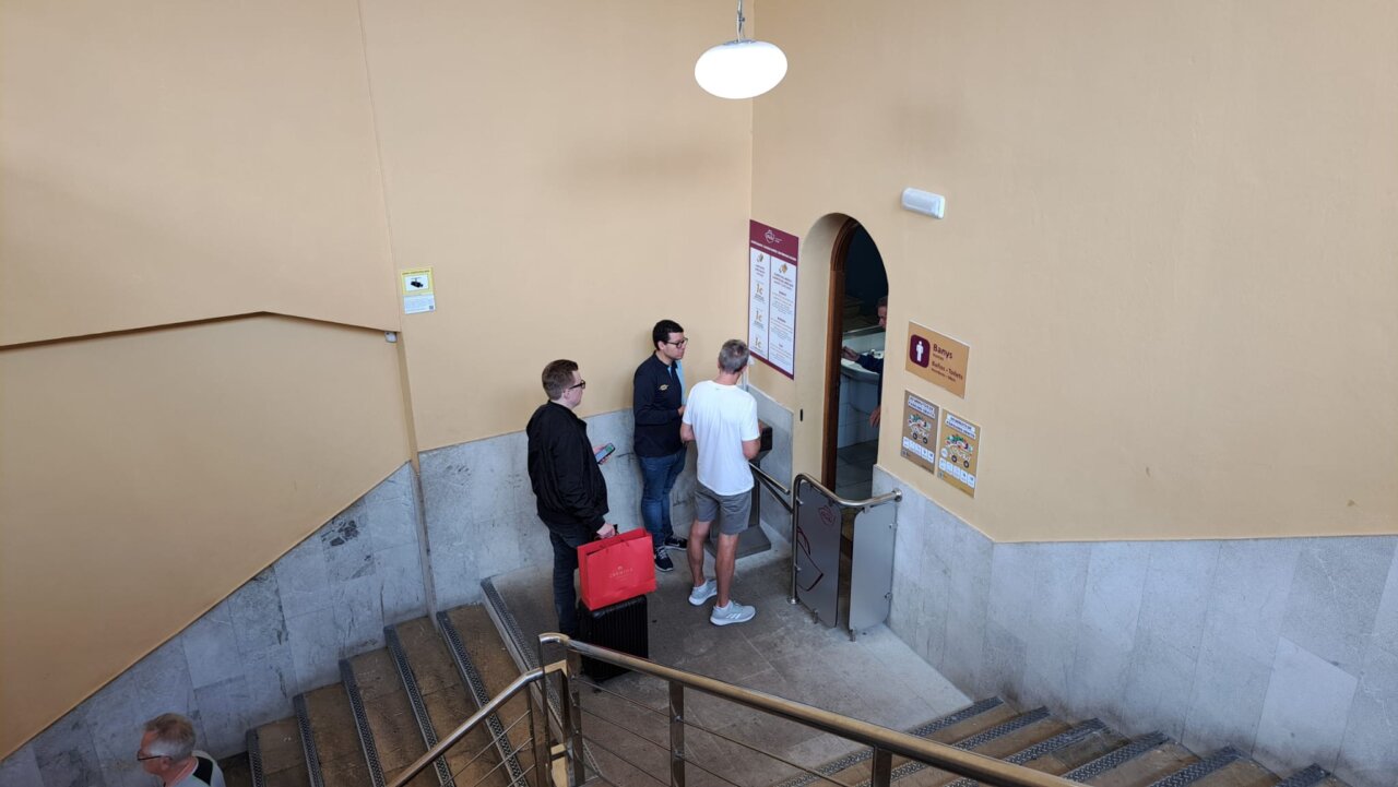 Acceso a los ba&ntilde;os del Mercat de l'Olivar con torniquetes