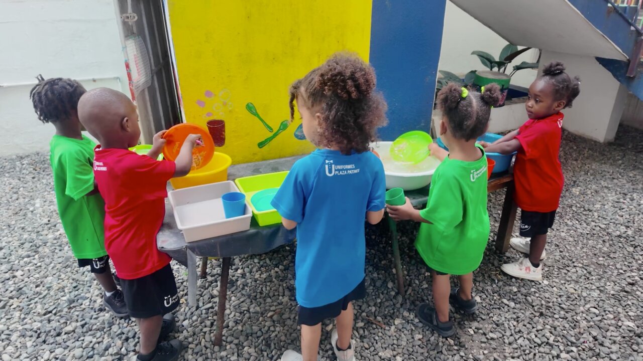 Niños jugando en un espacio de aprendizaje en Fundación La Matica