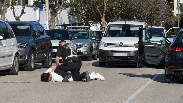 Policía arrestando a un menor en Calvià tras un intento de robo.