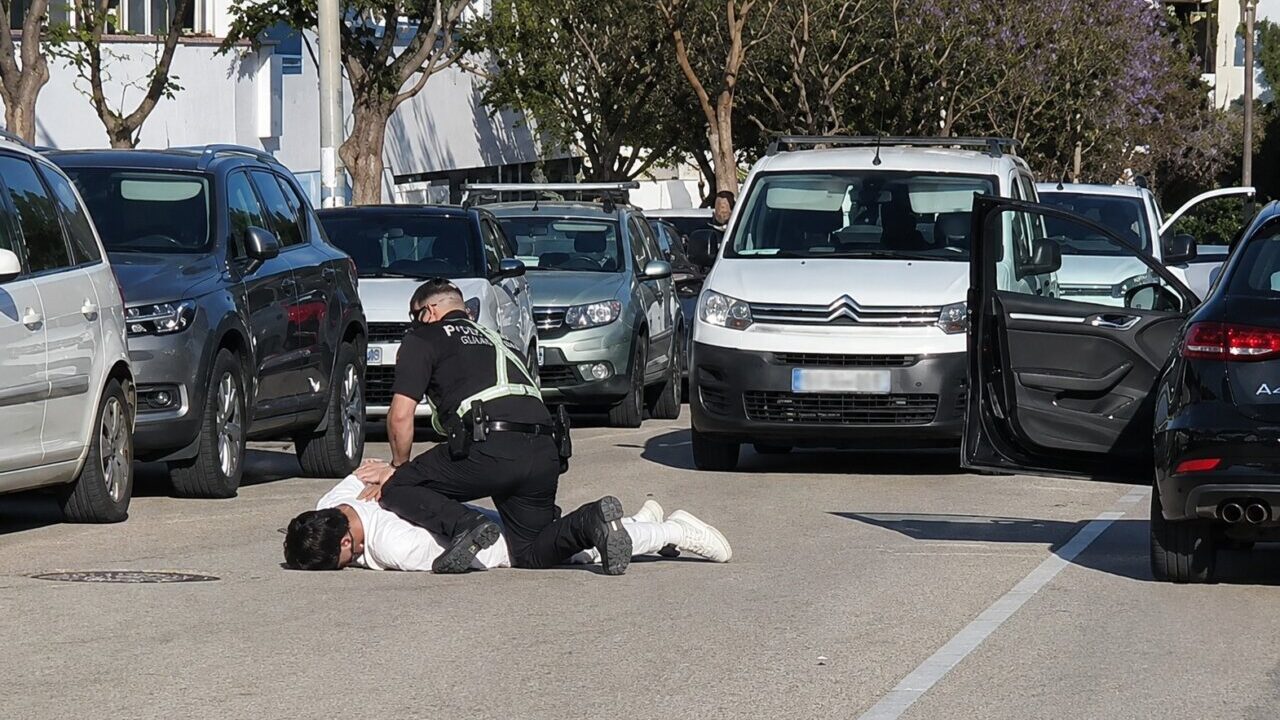 Polic&iacute;a arrestando a un menor en Calvi&agrave; tras un intento de robo.