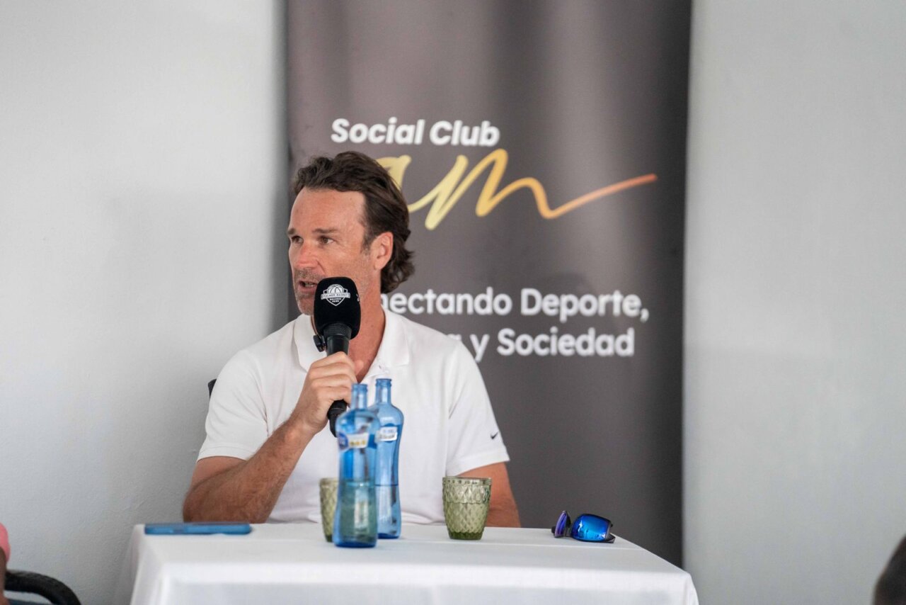 Carlos Moyà hablando en el Social Club AM sobre su carrera y valores