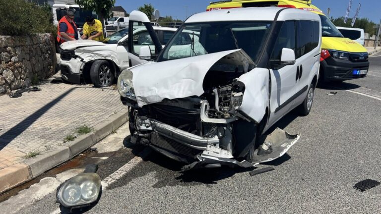 Dos heridos tras un choque entre dos coches en la carretera Alcúdia-Sa Pobla