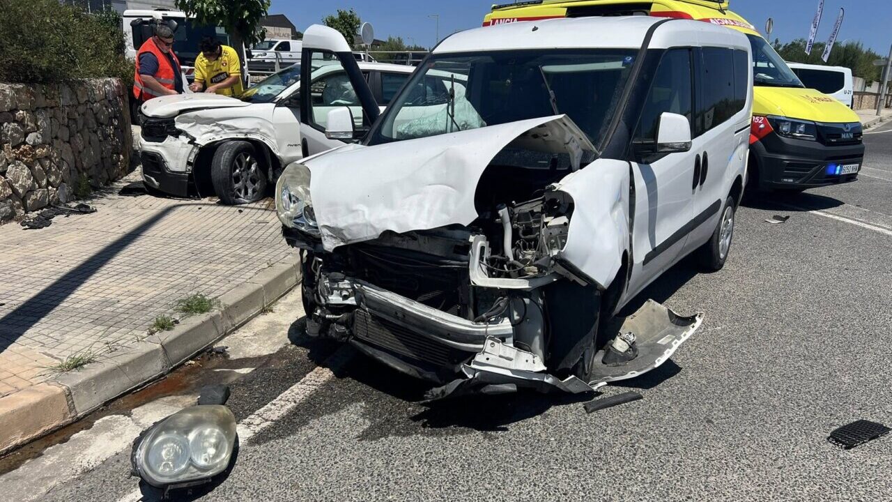 Dos heridos tras un choque entre dos coches en la carretera Alc&uacute;dia-Sa Pobla