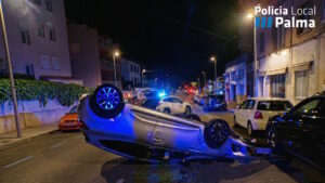 Un joven vuelca su coche tras chocar contra otros dos mientras conduc&iacute;a borracho