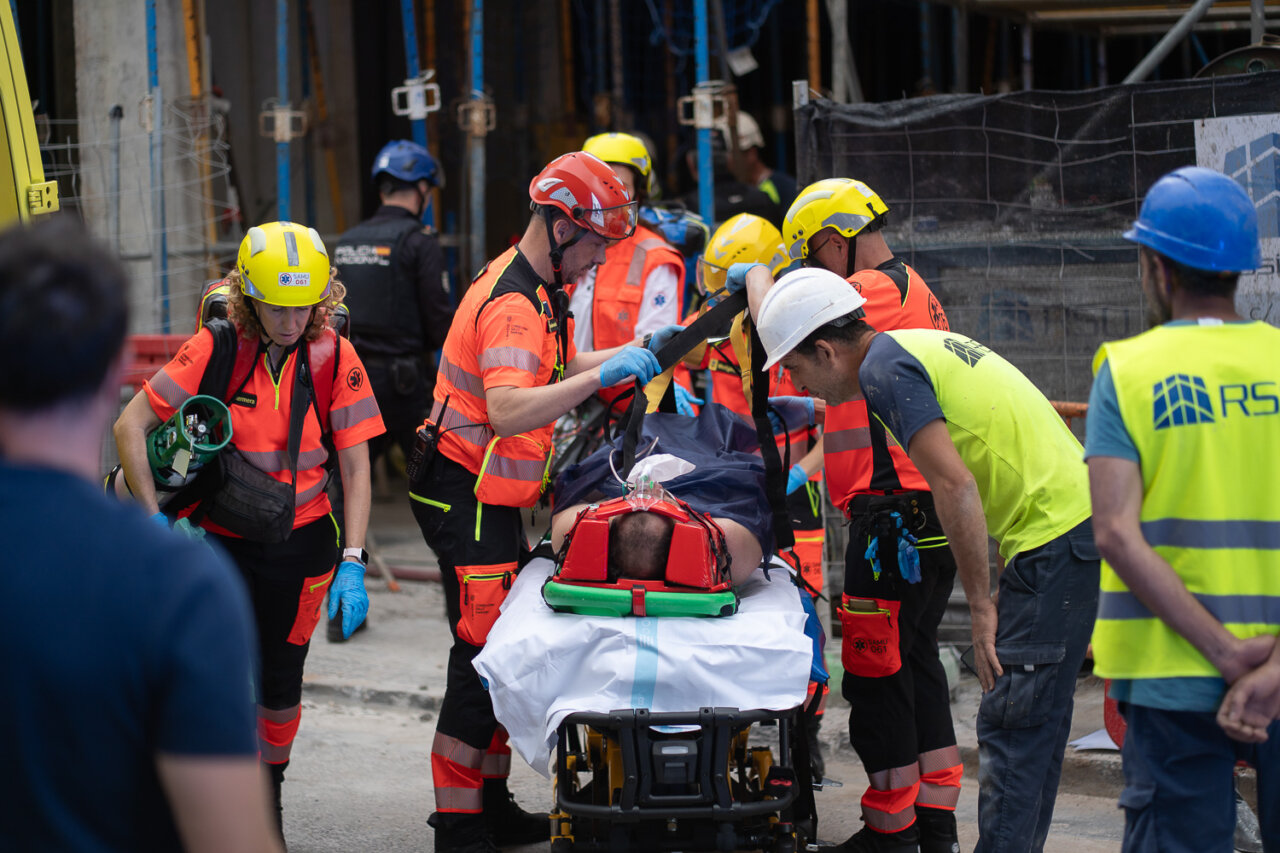 Equipo de rescate atendiendo a un trabajador herido en una obra