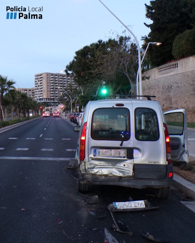 Veh&iacute;culo involucrado en un accidente de tr&aacute;fico en Palma.