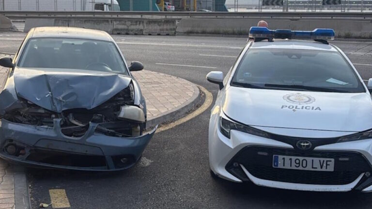 Veh&iacute;culo da&ntilde;ado tras un accidente de tr&aacute;fico con presencia policial.
