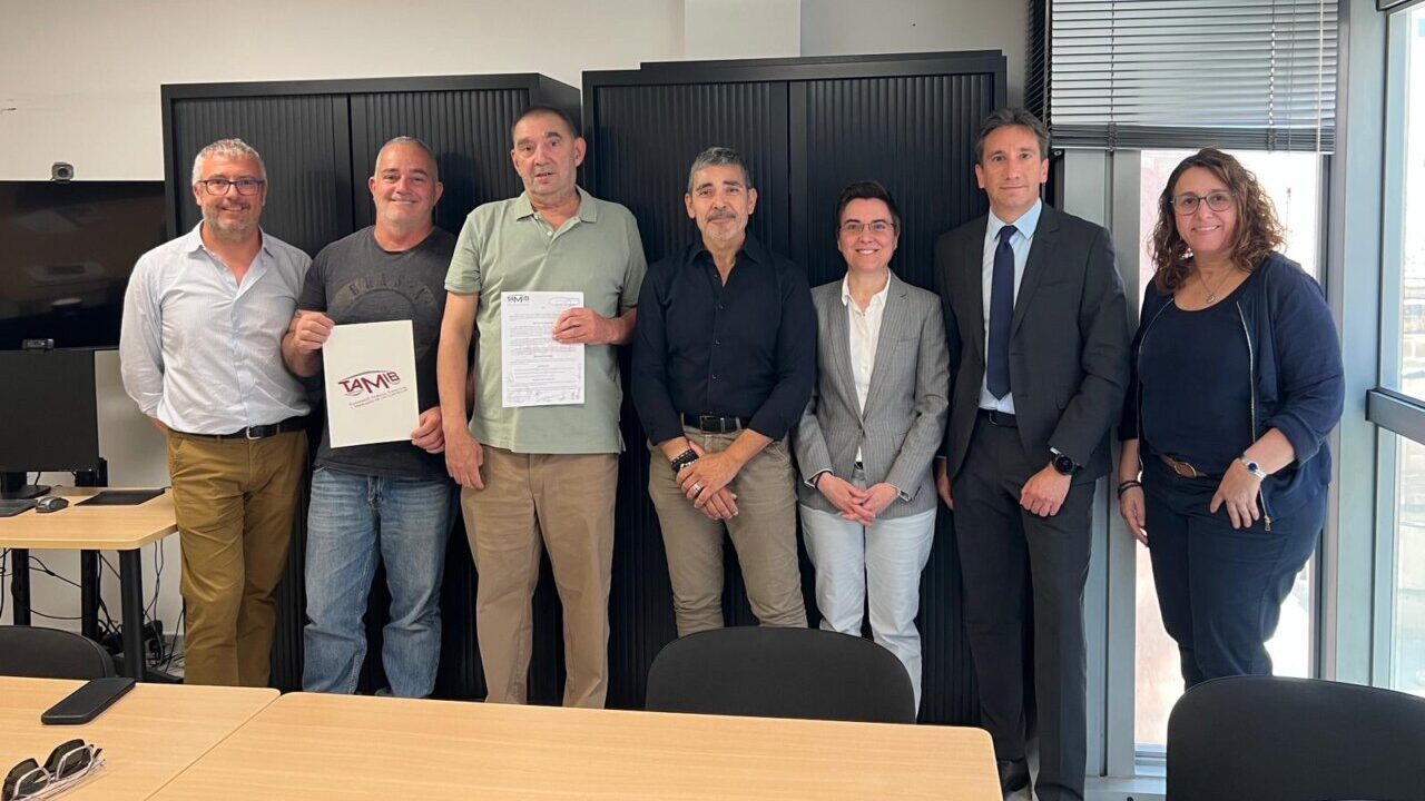 Representantes del sector de la madera y el mueble en la firma de un convenio