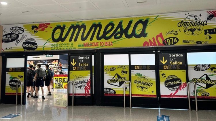 Publicidad en el aeropuerto de Ibiza que promueve el turismo de excesos