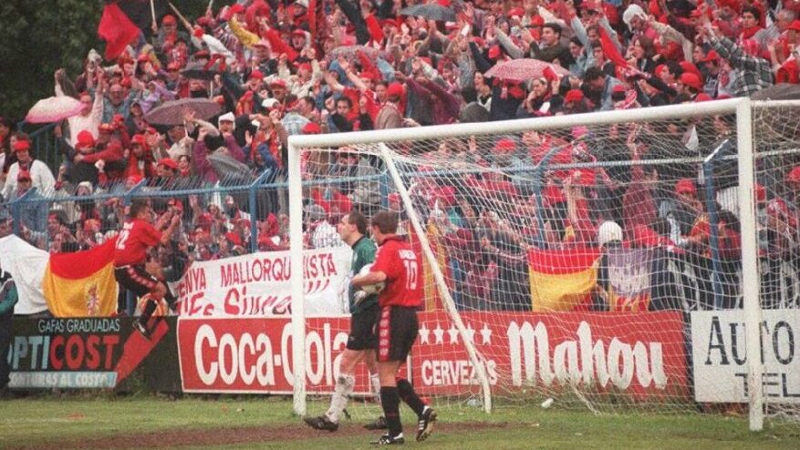 Aficionados del RCD Mallorca celebrando en un partido en 1996