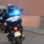 Agentes de la Polic&iacute;a Nacional en moto persiguiendo a un sospechoso en Palma.
