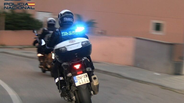 Agentes de la Polic&iacute;a Nacional en moto persiguiendo a un sospechoso en Palma.