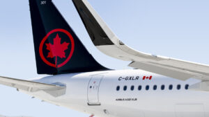 Vista del avi&oacute;n de Air Canada con su distintivo logo en la cola.