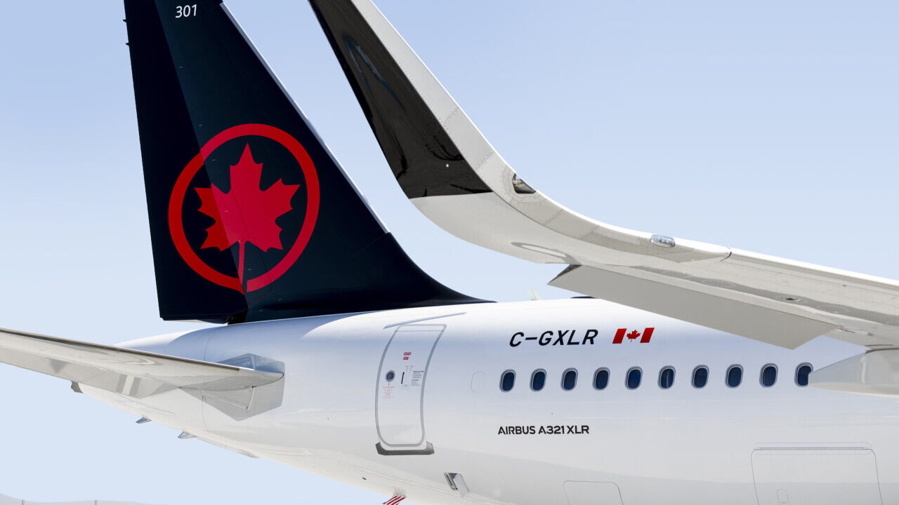 Vista del avi&oacute;n de Air Canada con su distintivo logo en la cola.