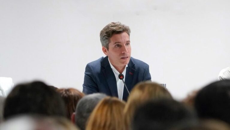 Yoann Blanc, presidente de AJE Balears, en una reuni&oacute;n sobre IVA franquiciado.