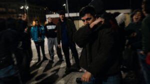 Joven rapero actuando en un evento de hip hop en la calle