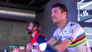 Albert Torres entrenando en una sesi&oacute;n de cycling indoor en MegaSport