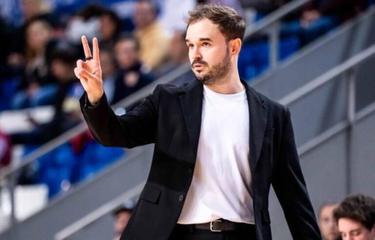 Alberto Antu&ntilde;a dirigiendo un partido de baloncesto con gestos estrat&eacute;gicos