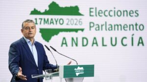 Conferencia de prensa sobre elecciones en Andaluc&iacute;a con un pol&iacute;tico hablando