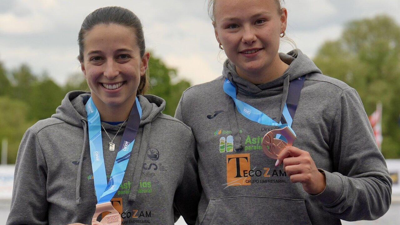 &Agrave;ngels Moreno y Viktoria Yarchevska mostrando su medalla de bronce