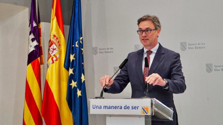Antoni Costa dando una rueda de prensa en el Govern de les Illes Balears