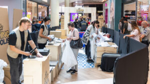 Clientes interactuando en la tienda de paquetes sorpresa King Colis en Palma.