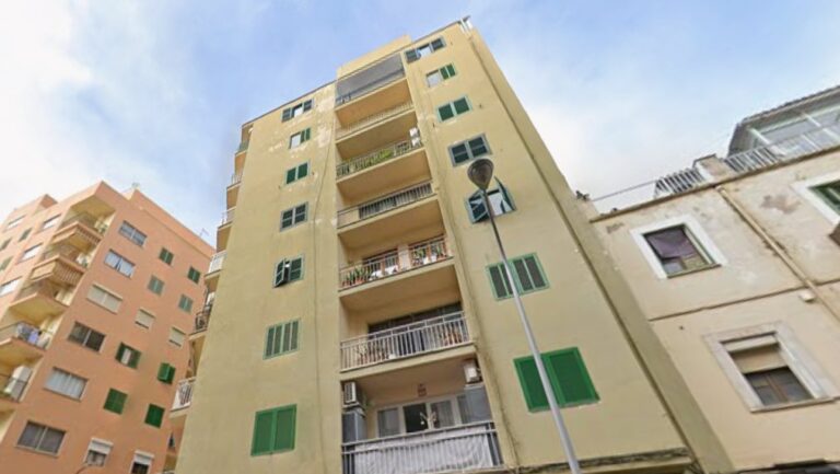 Edificio en Palma que sufri&oacute; un derrumbe en el techo