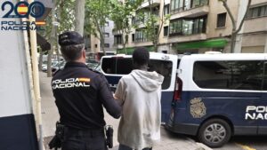 Polic&iacute;a Nacional arrestando a un hombre en la calle