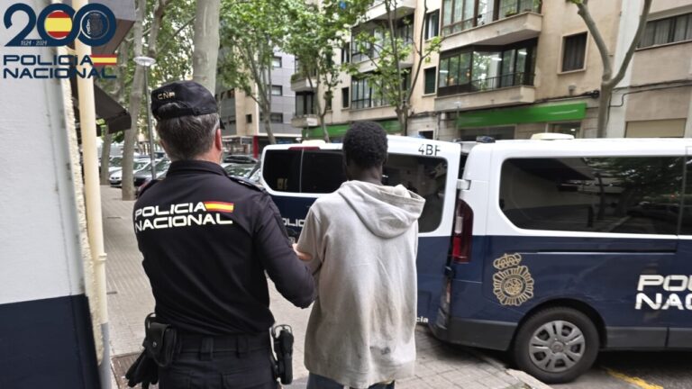 Policía Nacional arrestando a un hombre en la calle