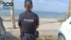Agente de la Polic&iacute;a Nacional en Playa de Palma observando el mar