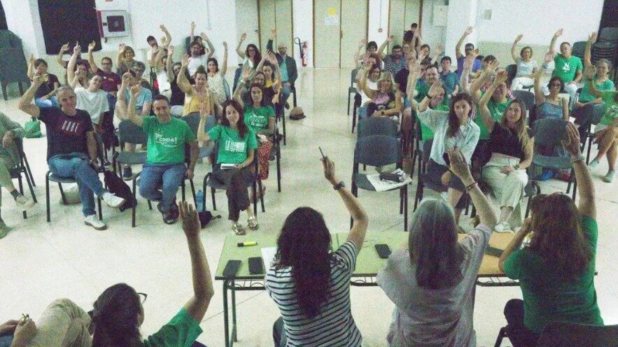 La Asamblea de Docentes balear dona 100.000 euros a los profesores catalanes y valencianos