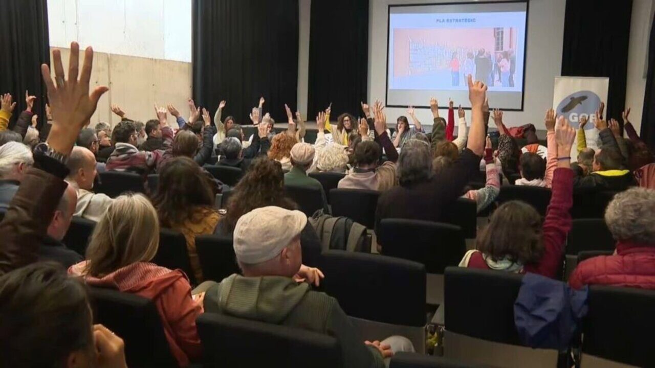 Asamblea del GOB con participantes levantando las manos