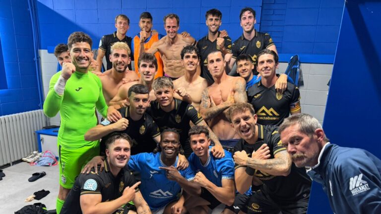 Jugadores del Atl&eacute;tico Baleares celebrando en el vestuario tras una victoria