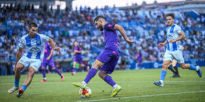 Partido de f&uacute;tbol entre Atl&eacute;tico Baleares y Ja&eacute;n en un estadio lleno