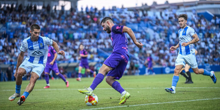 Partido de fútbol entre Atlético Baleares y Jaén en un estadio lleno