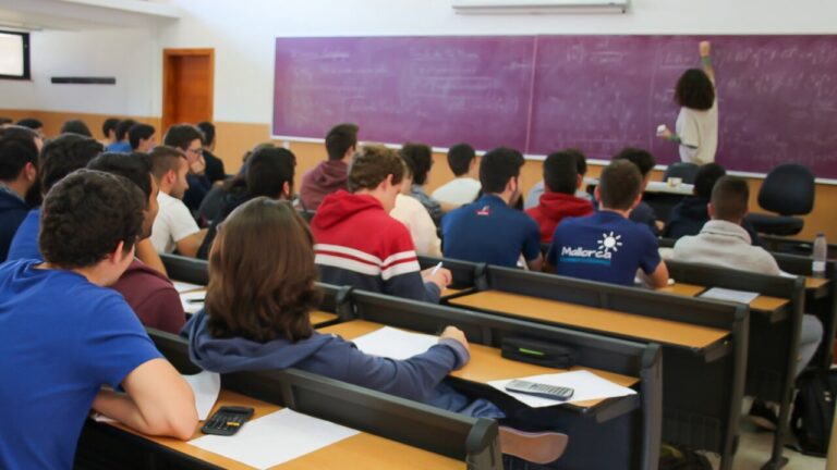 Estudiantes en aula durante una clase universitaria en Baleares