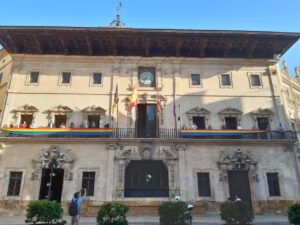 Ayuntamiento de Palma con la bandera LGTBI en el balc&oacute;n durante el D&iacute;a del Orgullo.
