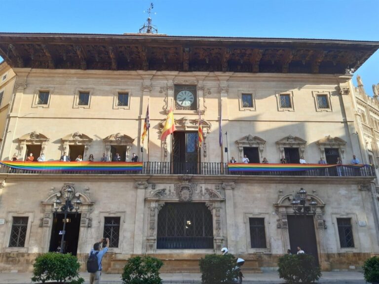 Ayuntamiento de Palma con la bandera LGTBI en el balcón durante el Día del Orgullo.