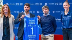 Representantes de Azulmarino y la UIB firmando un acuerdo deportivo