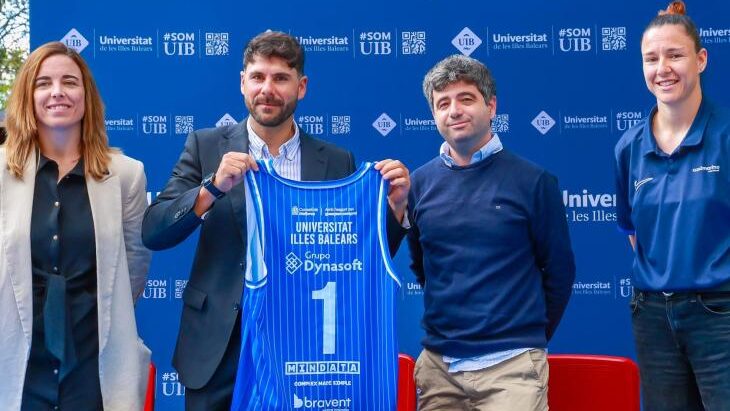 Representantes de Azulmarino y la UIB firmando un acuerdo deportivo