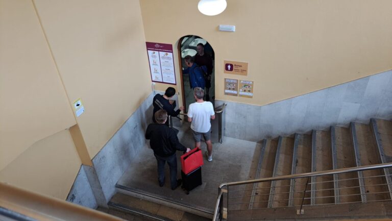 Acceso a los ba&ntilde;os del Mercat de l'Olivar con torniquete y c&oacute;digo QR